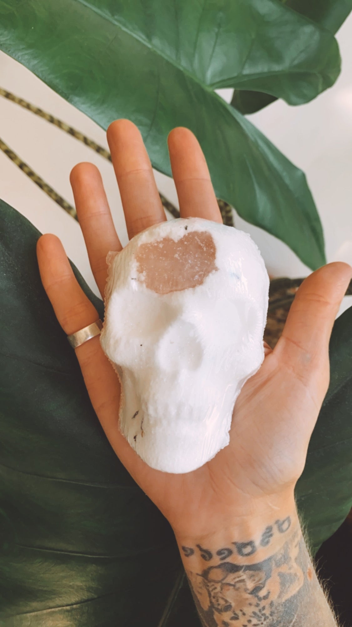 Rose Quartz Skull Bath bomb